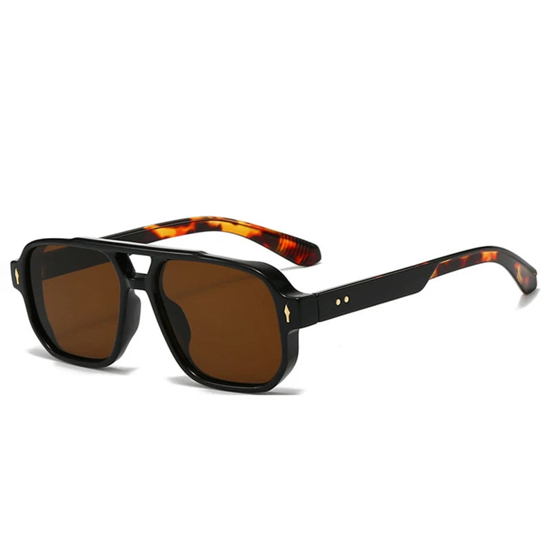 Óculos Costa Lucce com inspiração nos modelos usados pela influenciadora Virginia. Feminino, moderno e com lentes claras — destaque nas redes em 2025.