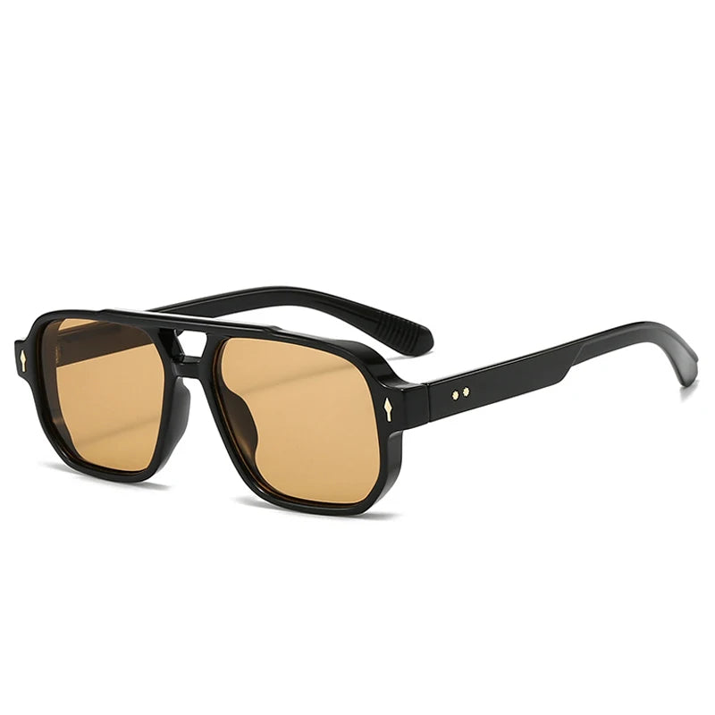 Óculos Costa Lucce Fiera em fundo branco, com acabamento de luxo e lentes claras. Ideal para quem procura óculos escuros na moda masculina e feminina em promoção exclusiva.