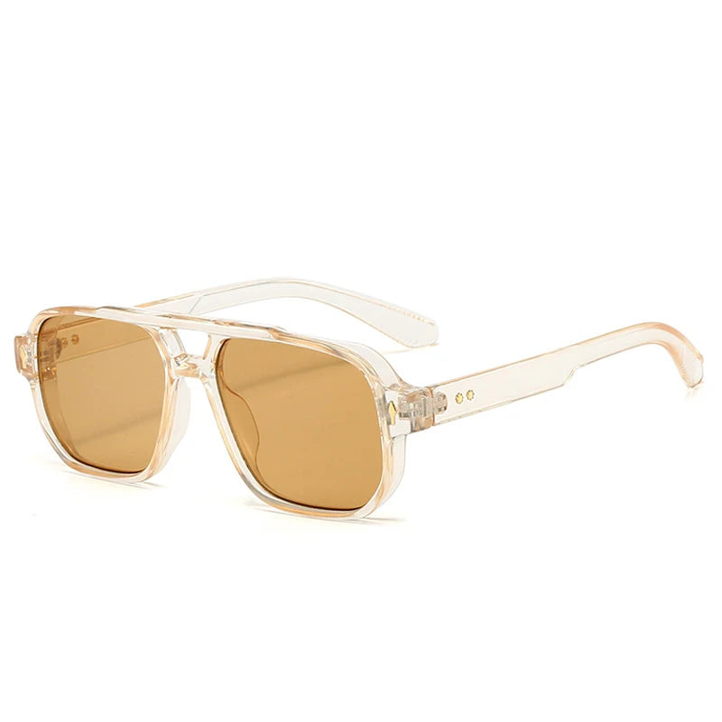 Óculos Fiera Costa Lucce usados à beira-mar, estilo mediterrâneo sofisticado. Óculos de sol com lentes escuras para quem busca visual de destaque e influência digital, como os óculos da Virginia.