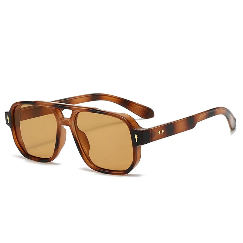 Óculos de sol Costa Lucce Fiera com design marcante e minimalista. Armação robusta e lentes premium azuladas, perfeito para quem busca o estilo óculos de herdeiro ou óculos de playboy com melhor avaliação online.