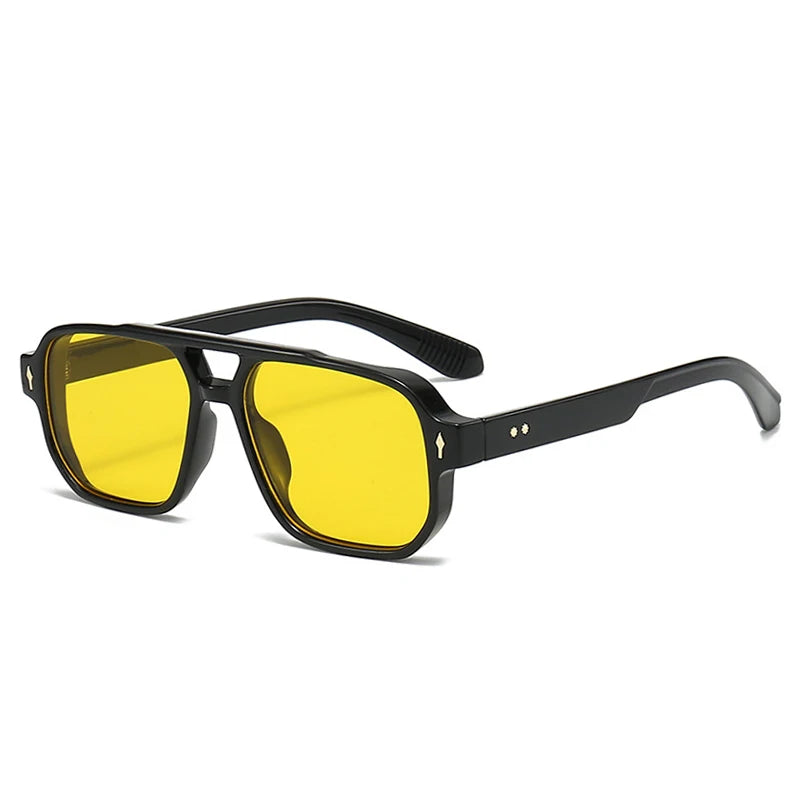 Óculos de sol Costa Lucce com armação leve e lentes amarelo manteiga. Tendência suave e elegante que combina com looks minimalistas de outono.