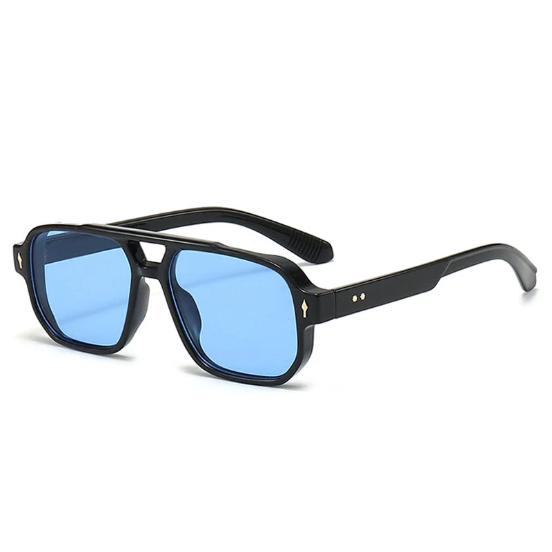 Óculos de sol Costa Lucce com lentes azul pastel, design minimalista e vibe europeia refinada. Escolha certa para quem busca estilo único e atual.