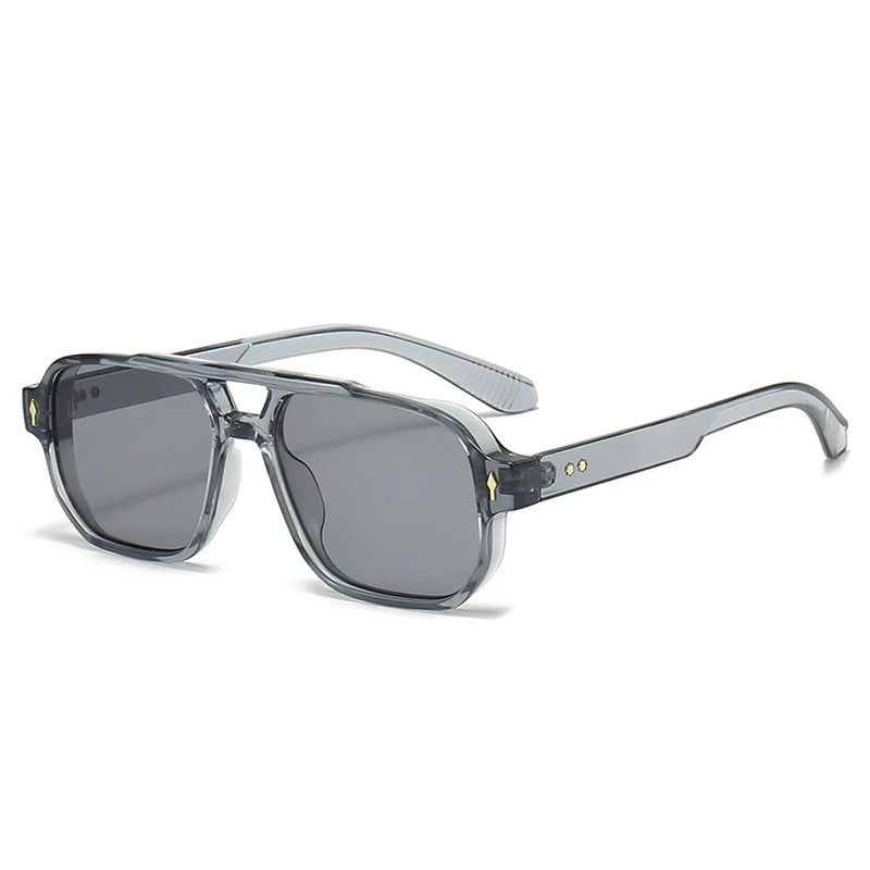 Óculos de sol oversized feminino Costa Lucce, inspirado no estilo de celebridades e no visual old money. Tendência absoluta de 2025 para mulheres elegantes.