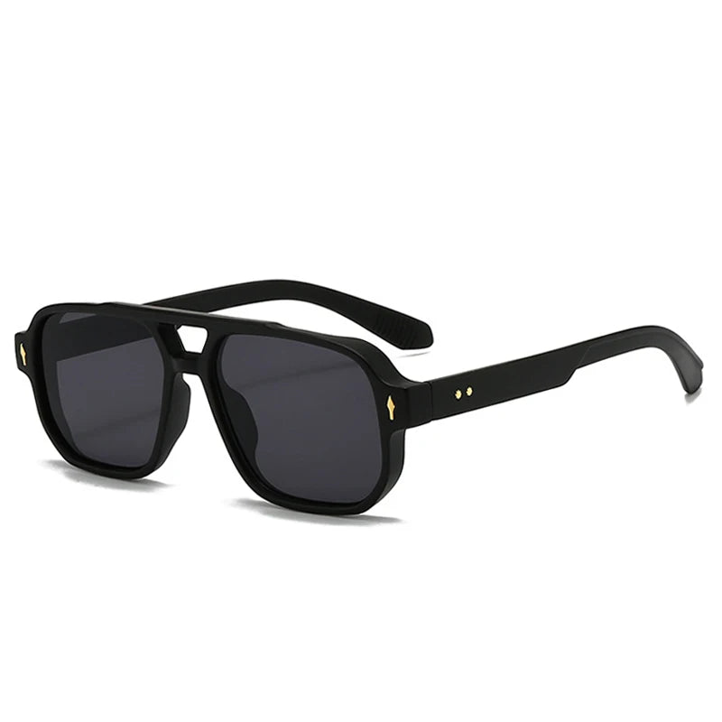 Óculos de sol oversized feminino Costa Lucce, inspirado no estilo de celebridades e no visual old money. Tendência absoluta de 2025 para mulheres elegantes.