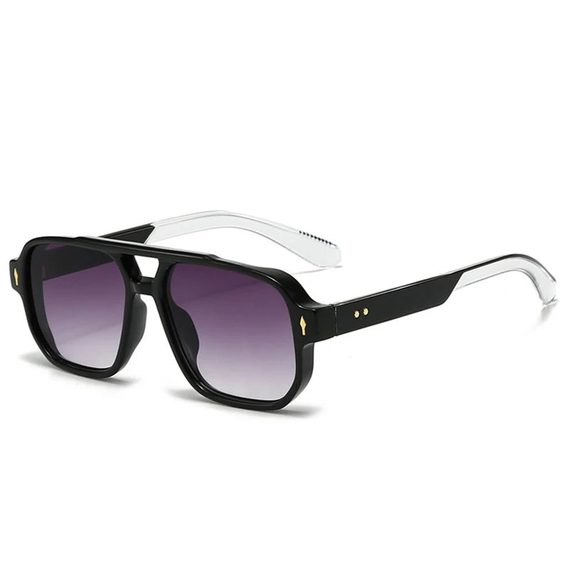 Óculos Costa Lucce com lentes translúcidas, modelo tendência de 2025. Perfeito para compor visuais estilosos e sofisticados com toque moderno.