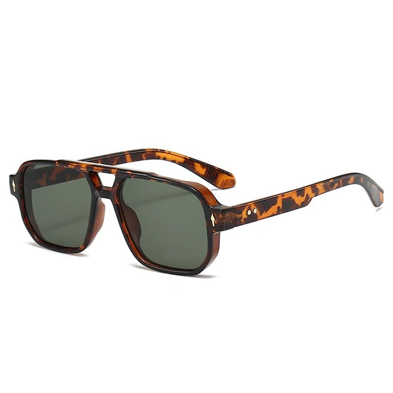 Óculos de sol estilo herdeiro Costa Lucce, perfeito para looks refinados e modernos.